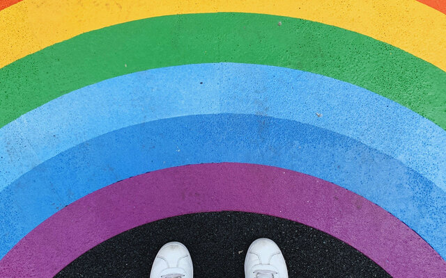 Feetview auf Regenbogengrafitti - Foto: detoro/unsplash