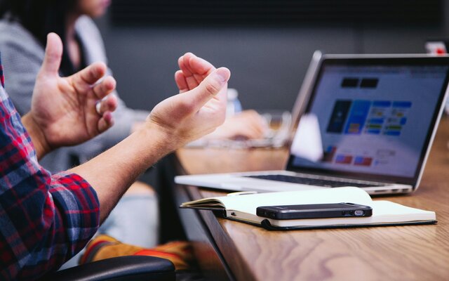 Hände von jungem Mann vor Laptop - Foto: headway/unsplash