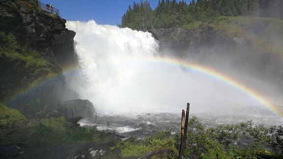 Regenbogen vor Wasserfall